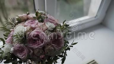 婚礼花束鲜花。 喜庆的鲜花花束。 婚礼新娘花束。 结婚花艺。 快关门。