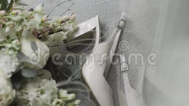 新娘婚礼当天的美丽时尚的婚礼配饰。
