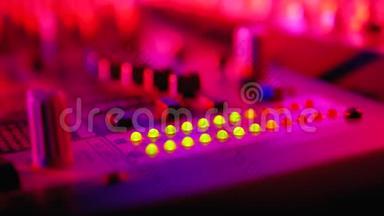 在夜总会聚会上，在声音混合控制台或Dj控制台上引导<strong>音量</strong>指示电平信号。