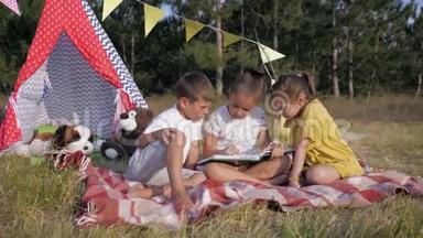 友好的孩子们，微笑的孩子们，周末在森林里放风筝，牵着手在草地上Ð°暑假