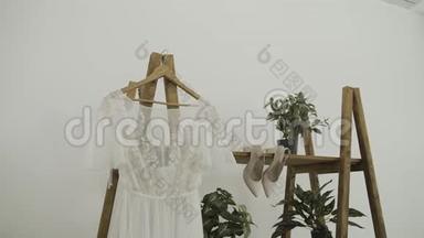 新娘婚礼当天的美丽时尚的婚礼配饰。