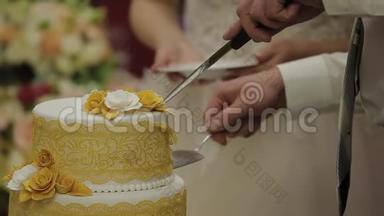 新婚快乐的新婚夫妇在庆祝时切了一个结婚蛋糕。