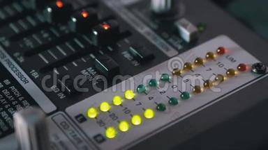 <strong>声音混合</strong>控制台或Dj控制台上的LED指示电平信号