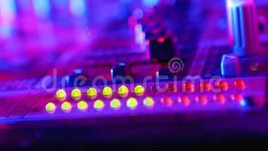 LED指示电平信号的<strong>音量</strong>上的声音混合控制台或Dj控制台的党在夜总会。