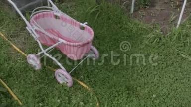 花园里被遗弃的婴儿车