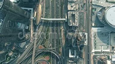 高空向下拍摄繁忙的Burj Khalifa地铁站区域。 阿拉伯联合酋长国迪拜