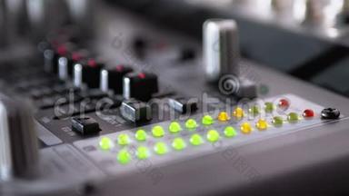 声音混合控制台或Dj控制台上的<strong>LED</strong>指示电平信号
