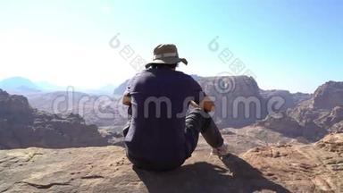 人坐在山顶，看着美妙的景色，约旦<strong>古城</strong>佩特拉的顶峰，<strong>旅行</strong>者