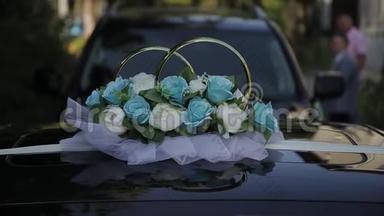婚礼当天乘车布置精美的婚礼装饰..