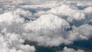 从飞机上看到的云。 空中有云的天空。 从窗户上看到壮观的景色