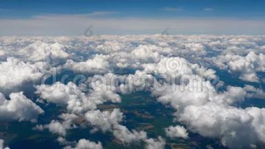 飞越云中.. 云和天际线地平线全景.. 从飞机上俯瞰摩天大楼。 乘云飞