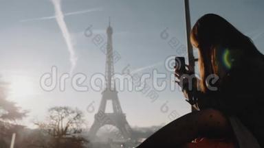 快乐年轻的旅游女游客为日落巴黎埃菲尔铁塔全景拍摄智能手机照片浪漫度假慢动作