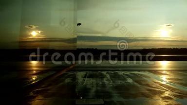 日落时起<strong>飞飞</strong>机在机场窗口的反射。
