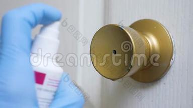 用抗菌湿擦拭消毒室门旋钮关闭医用手套上的手视图。 清洁和消毒