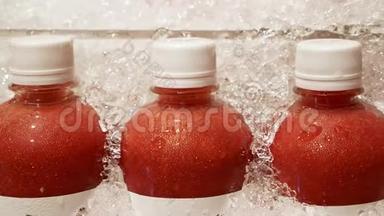 把新鲜的草莓汁装在塑料瓶里