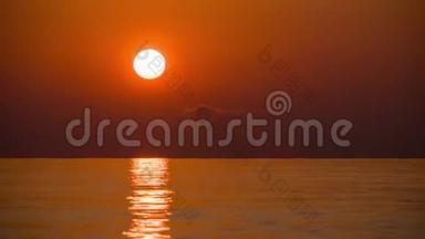 海上大<strong>红日</strong>日落时程.. 橙色的阳光小径，有大海的倒影。