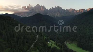 意大利阿尔卑斯山白云石的圣玛格达莱纳圣玛德莱纳瓦尔迪富内斯空中演练录像，背面是Furchetta山峰