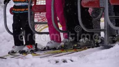滑雪者通过滑雪电梯的旋转门。 滑雪椅带滑雪板的入口。 慢动作