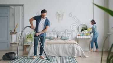 男人和<strong>女人</strong>在卧室的清洁室里忙着<strong>做家务</strong>，用吸尘器打扫