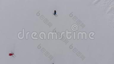 从山顶俯瞰滑雪者在高山滑雪胜地滑雪坡