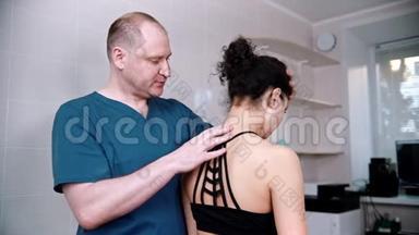 脊椎治疗-医生在手术前检查年轻妇女-上下弯曲颈部