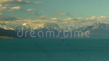 新西兰景观的时间间隔镜头-太山。 新西兰最高的山峰，有蓝色的岩石和白色的雪