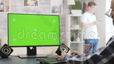 视差放大镜头的人看绿色屏幕隔离模拟PC显示