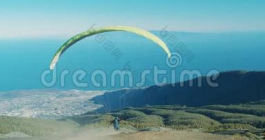 滑翔伞，与飞行员调整机翼控制，改变方向。