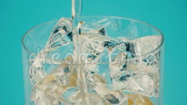 将柠檬水倒入带有冰块的玻璃杯中，置于青色背景下，特写镜头对准红色