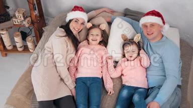 顶景<strong>欢乐喜庆</strong>的一家人躺在床上围着圣诞老人的帽子玩得开心