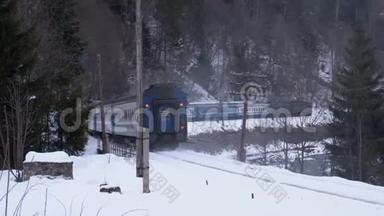 冬天，老<strong>火车</strong>在乡间的铁路十字路口上<strong>行驶</strong>。 地上的雪。