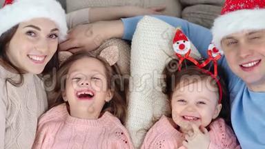 笑容满面的节日家长拥抱有趣的孩子们一起摆姿势看镜头