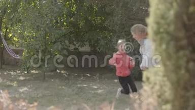 开朗的白种人女人和可爱的小女孩在秋天的公园里奔跑。 妈妈和女儿一起过周末。