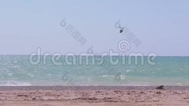 风筝冲浪者在碧海中乘风破浪。 海景和一个从事风筝冲浪的人..