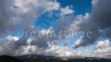 在西西里岛的一个丘陵地区，多风的日子里，云在飘