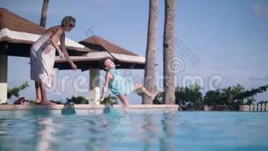 母亲把孩子扔在游泳池里，暑假在度假酒店休息。