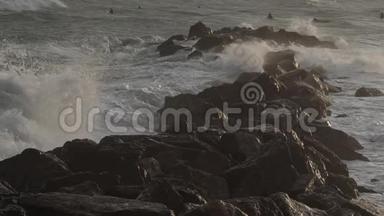海浪<strong>撞击</strong>岩石，地中海，巴拉瓦莱斯弗洛茨，赫劳特，奥奇塔尼，法国