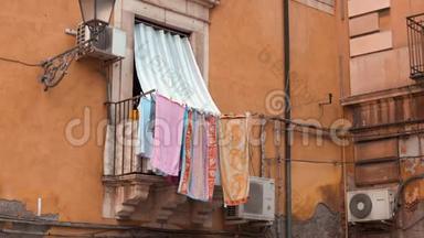意大利红砖立面带毛巾的阳台