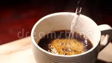 用蒸汽缓慢地将热水倒入咖啡杯中