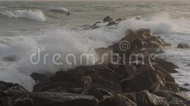 海浪撞击岩石，地中海，巴拉瓦莱斯弗洛茨，赫劳特，奥奇塔尼，法国