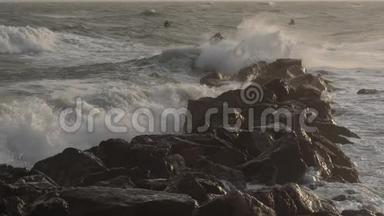 海浪<strong>撞击</strong>岩石，地中海，巴拉瓦莱斯弗洛茨，赫劳特，奥奇塔尼，法国