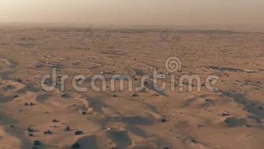 傍晚，阿联酋迪拜附近沙漠中的沙丘空中小车<strong>变焦镜头</strong>
