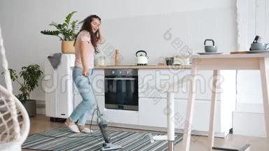 在<strong>清理</strong>过程中，快乐的年轻女子在<strong>厨房</strong>里用吸尘器吸地毯
