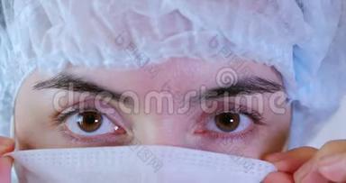 特写女外科医生的肖像，带面罩的医生准备在医院或诊所<strong>手术</strong>。 医生`<strong>眼睛</strong>