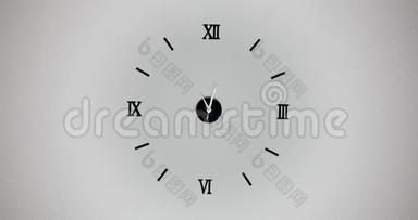 白色背景上的时钟和时钟手的移动。 时间流逝时钟与三箭手快速移动。