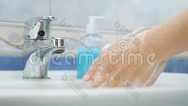 洗手作为预防冠状病毒covid-19疾病的<strong>保护措施</strong>.. Mers-cov，sars-cov-2大流行。 洗你的衣服