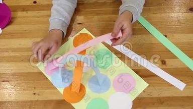在美术课上，老师和孩子用铅笔在纸上画画。 手放在桌面上。 儿童`讲习班