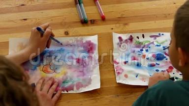 在美术课上，老师和孩子用铅笔在纸上画画。 手放在桌面上。 儿童`讲习班