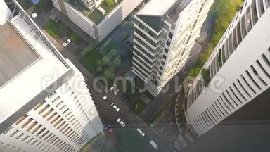 从曼谷摩天大楼的道路和驾驶<strong>车</strong>的窗口<strong>俯视</strong>