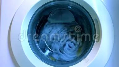 洗衣机洗衣服.. 在洗衣机里洗衣服的近景